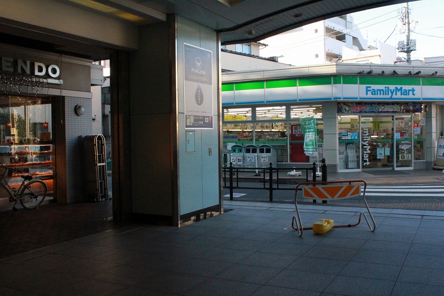 富士見台駅前のコンビニエンスストア